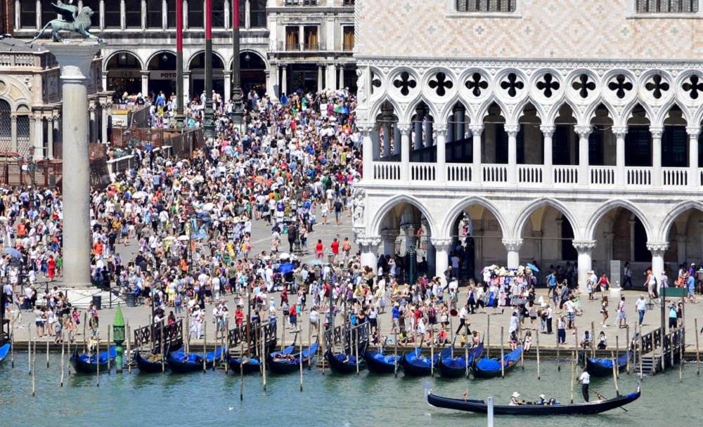 Hera e pare ne histori, numri i turisteve ne Venecia kalon ate te banoreve